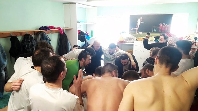 LE VESTIAIRE DE L'AS DU PIC APRÈS LA VICTOIRE 6/0 FACE À CLONAS US