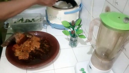 MAKAN SAMBEL KEMANGI DAN TEMPE PENYET UEENAAAK