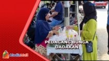 Manfaatkan Momen Ramadan, Pedagang Bunga Dadakan Penuhi TPU Kebon Pala Kamboja