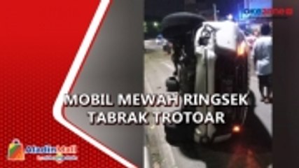 Mobil Mewah Tabrak Trotoar dan Terguling di Tambora