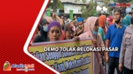 Tolak Relokasi, Ratusan Emak-Emak Pedagang Pasar Larangan Sidoarjo Gelar Demo