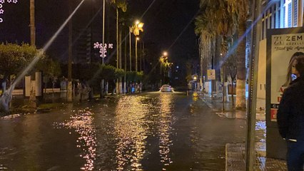 İskenderun'da denizin yükselmesi sonucu su baskını