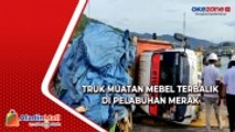 Gelombang Tinggi, Truk Muatan Mebel Terbalik saat Akan Masuk Kapal di Pelabuhan Merak