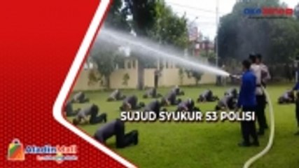 Momen Sujud Syukur 53 Polisi di Pemalang di Bawah Siraman Air setelah Naik Pangkat