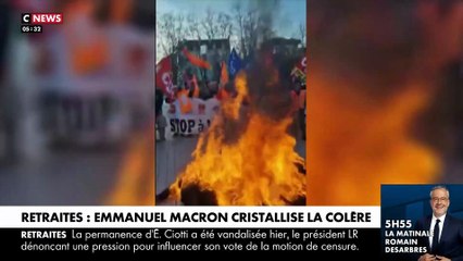 49.3 - La colère des manifestants se cristallise sur Emmanuel Macron dont la côte de popularité s'effondre et qui devient la cible des mouvements sociaux