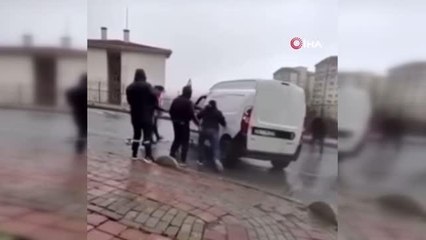 Devrilen aracı düzeltmek isterken altında kalıyordu