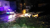 Duraktaki taksiyi çalan şahıs kovalamacada 3 polis aracına çarpıp bahçeye uçtu: 1'i polis 2 yaralı