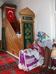 HASARLI EVLERİNE GİREMEYEN DEPREMZEDELER CAMİLERE SIĞINDI