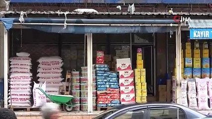 Diyarbakır’da esnaf ağır ve orta hasarlı binaların altında kepenk açtı