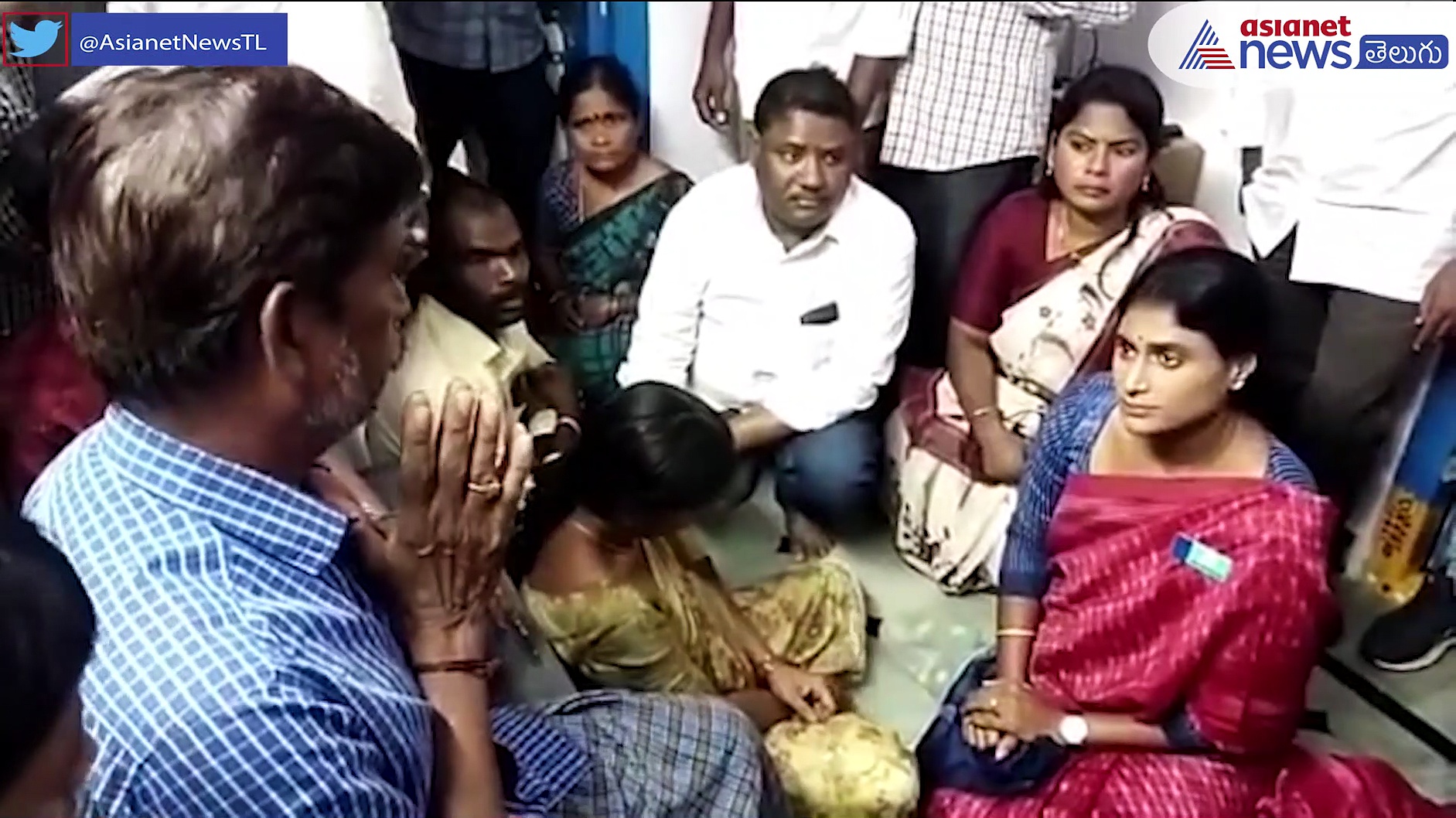 శవ రాజకీయాలొద్దు... : పరామర్శకు వెళ్లిన షర్మిలకు నవీన్ కుటుంబం షాక్