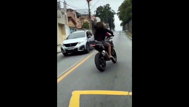 Cette fille à moto rate sa petite roue arrière