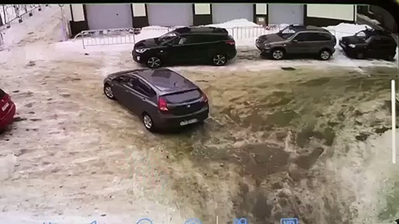 Des tonnes de neige tombe sur des voitures garées... douloureux