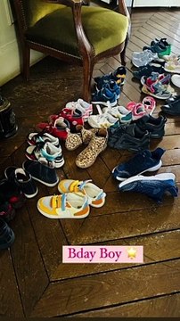 Ils ont dû occuper une pléaide d'enfants pour la journée ! Au total, une vingtaine de paire de chaussures trônaient sur le sol de l'entrée de l'appartement familialGabriel, fils de Léa Salamé et Raphaël Glucksmann, a fêté ses 6 ans