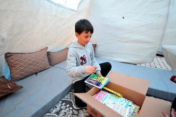 ÇADIRDA KALAN KÜÇÜK MEHMET'İN ÇAĞRISI KARŞILIK BULDU; KİTAPLARINA KAVUŞTU