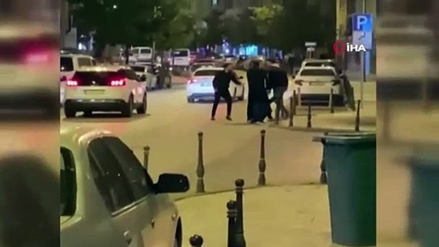 Kimseye aldırmadan birbirlerini acımasızsa bıçakladılar