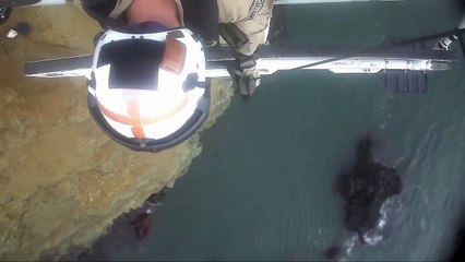 Helicóptero resgata 2 pessoas presas em penhasco na Califórnia