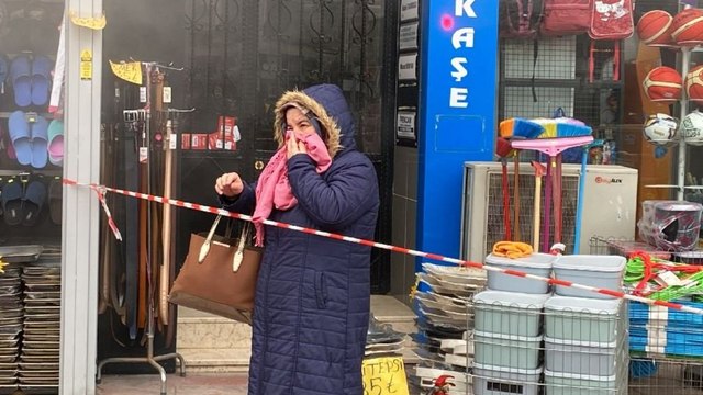 Mağazada çıkan yangını ağlayarak izleyen personeli, sağlık çalışanı teselli etti