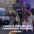 Rita De Crescenzo arriva in ambulanza-taxi per l'inaugurazione di un negozio