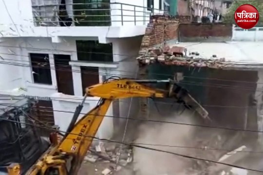उमेश पाल हत्याकांड के एक और शूटर गुलाम के घर पर चला बुलडोजर, 5 लाख का है इनामी