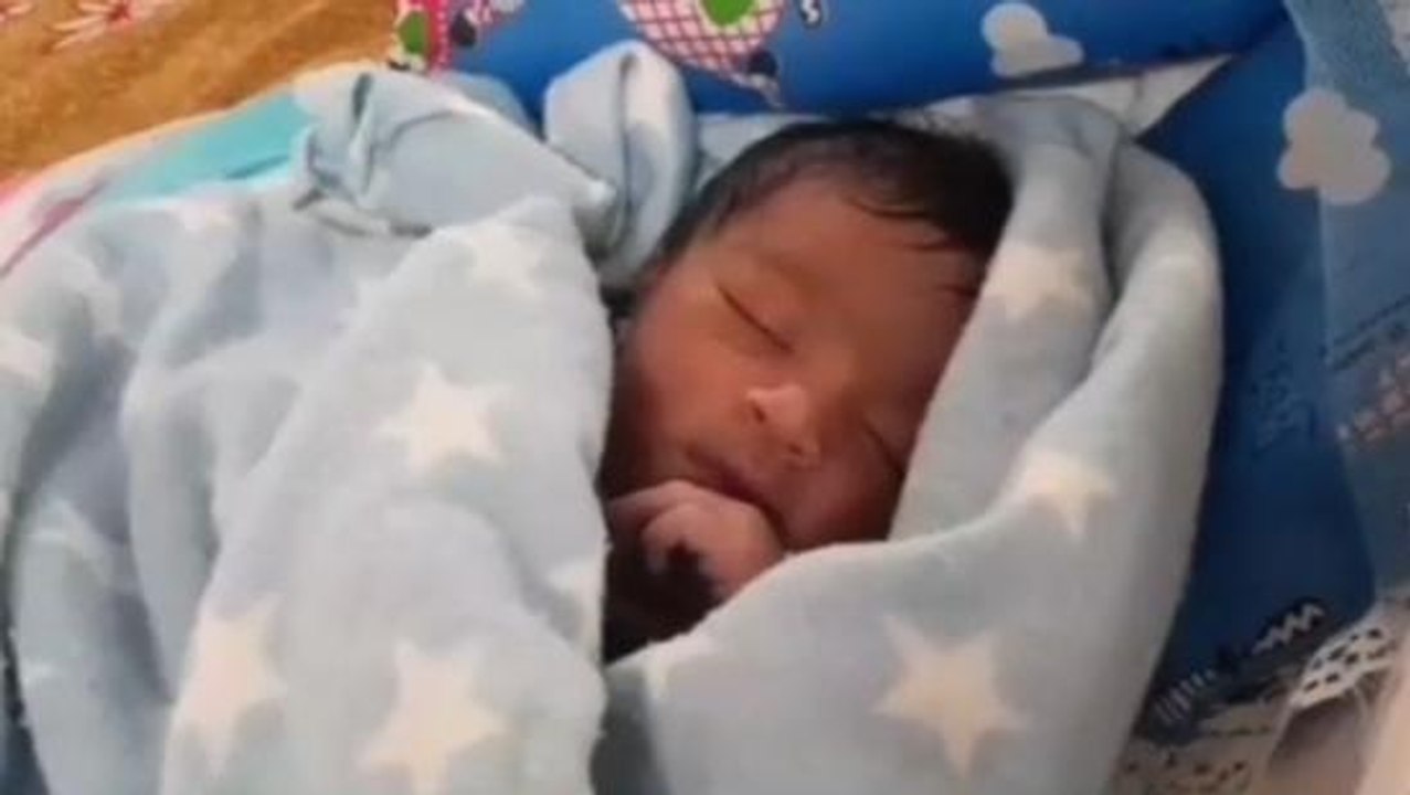 পুরুলিয়া:মায়ের অঙ্ক পরীক্ষার সঙ্গী দুদিনের কন্যা!দেখুন ভিডিও