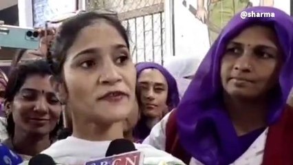 मंदसौर: आशा उषा कार्यकर्ताओं ने आज अपनी मांगों को लेकर जिला चिकित्सालय में सीएमओ को दिया ज्ञापन