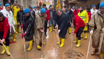 Mustafa Destici'nin çekpasla sokak temizlediği video tiye alındı!