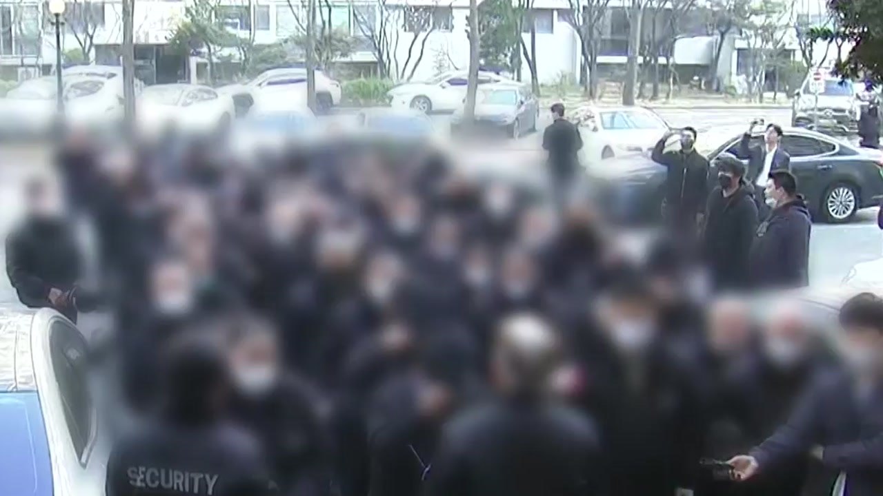 숨진 70대 경비원 동료들 "갑질 의혹 관리소장 사퇴해야" / YTN