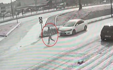 OTOMOBİLİN YAYAYA ÇARPTIĞI KAZA, KAMERADA