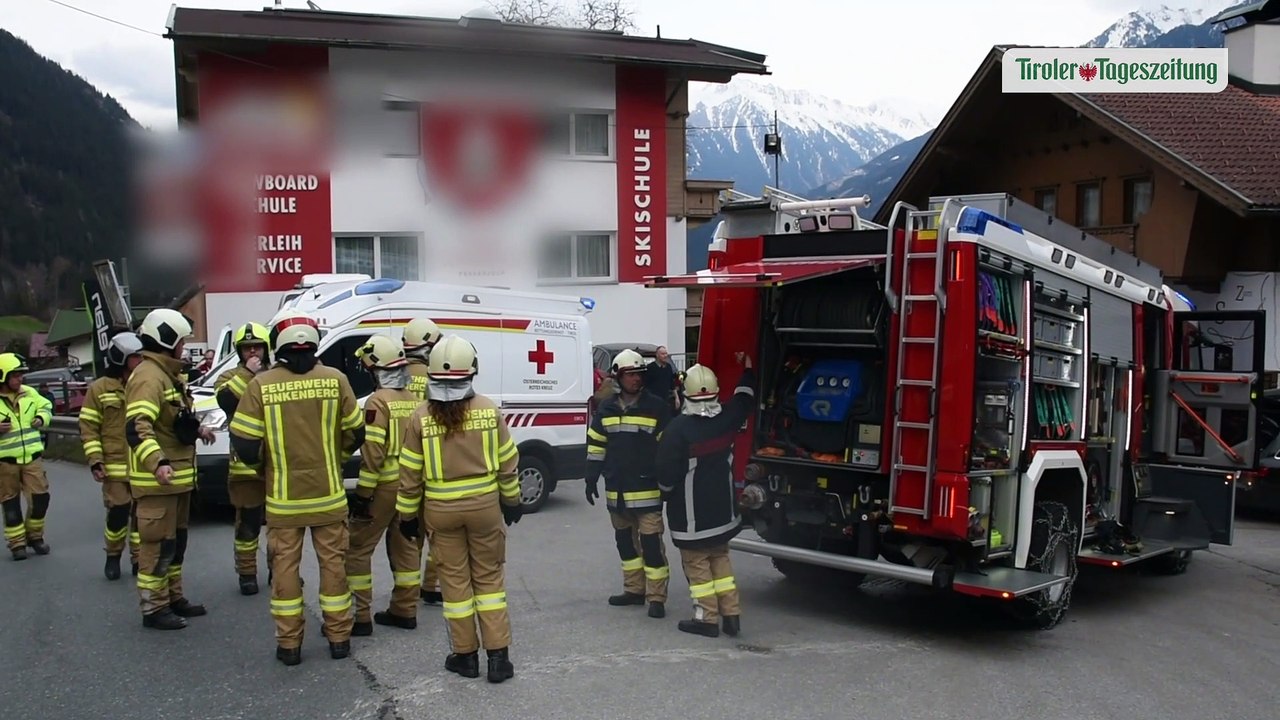 Kleinbus mit 15 Passagieren prallte in Finkenberg gegen geparkten Pkw