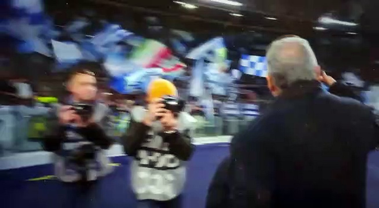 Lazio - Roma, la festa dei giocatori sotto la Curva Nord - VIDEO