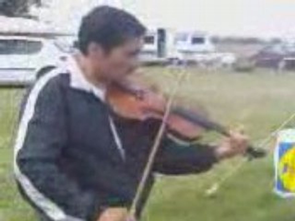 josue violon manouche rassemblement chaumont 2006