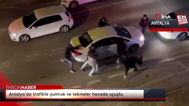 Antalya’da trafikte yumruk ve tekmeler havada uçuştu