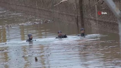 Sel sularına kapılan 1,5 yaşındaki Zeynep'i arama çalışmaları sürüyor