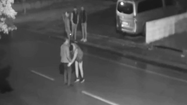 Yaşlı adamın üstünü arayıp 2 bin lirasını yağmaladılar