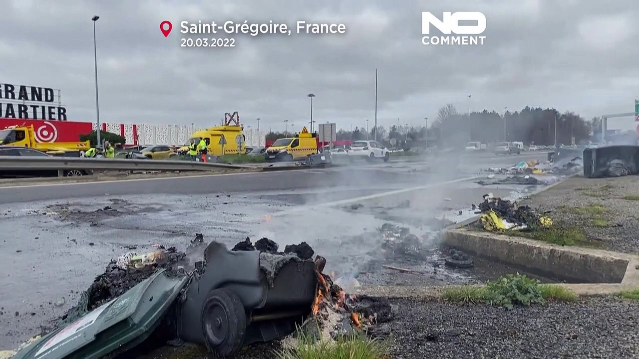 Retraites : la colère ne faiblit pas, routes bloquées et transports perturbés