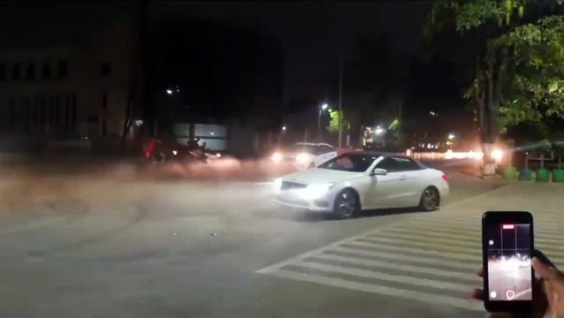 आधी रात को चौराहे पर किया कार सवार ने स्टंट। वायरल वीडियो के आधार पर पुलिस ने की कार जब्त