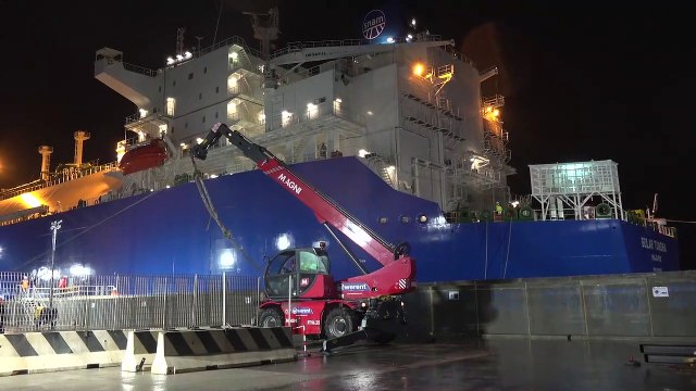 Piombino, la Golar Tundra ha attraccato in porto