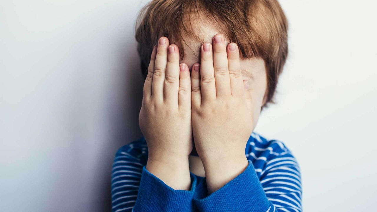 Schüchternes Kind: Tipps, die dir und deinem Kind helfen