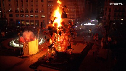 شاهد: كما في كل عام.. فالنسيا تختتم مهرجان لا فالاس بإحراق منحوتات ملوّنة