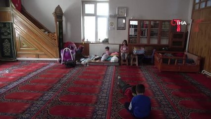 Minik Meva, deprem korkusu ile camide büyüyor