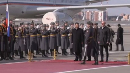 Ucraina, Xi ricevuto dala guardia d'onore all'aeroporto di Mosca