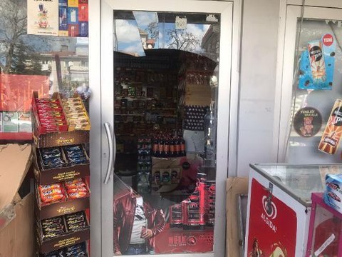 Market camını kaldırım taşıyla kırıp, hırsızlık yaptı; o anlar kamerada