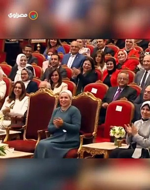 السيسي يرد على سؤال مذيع الشارع أحمد رأفت- هي الست المصرية صعبة شوية؟