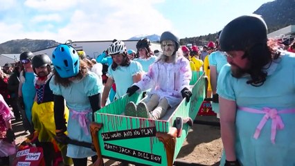 ΗΠΑ: Αγώνας δρόμου με φέρετρα και μακάβρια κοστούμια