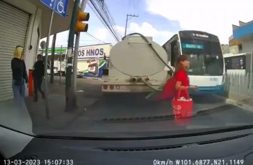 Une femme oublie un détail plutôt important avant de traverser une route