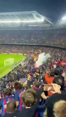 Euforia en la Grada d'Animació con bengala incluida en el clásico / REDES