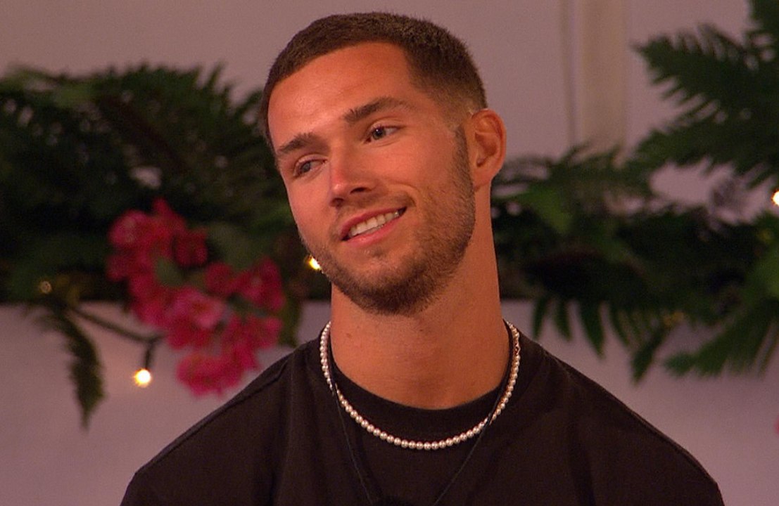 Love Island's Ron Hall admits he had 'too many beverages' on flight home