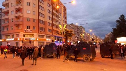 MARDİN'DE KIRMIZI IŞIKTA BEKLEYEN HAFİF TİCARİ ARACA SİLAHLI SALDIRI 2 ÖLÜ, 1 YARALI
