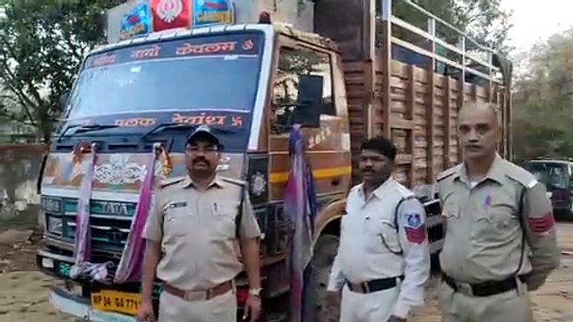 video story- यातायात थाना के सामने से कोतवाली पुलिस ने किया कबाड़ से भरा ट्रक जब्त
