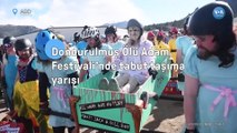 Dondurulmuş Ölü Adam Festivali’nde Tabut Taşıma Yarışı